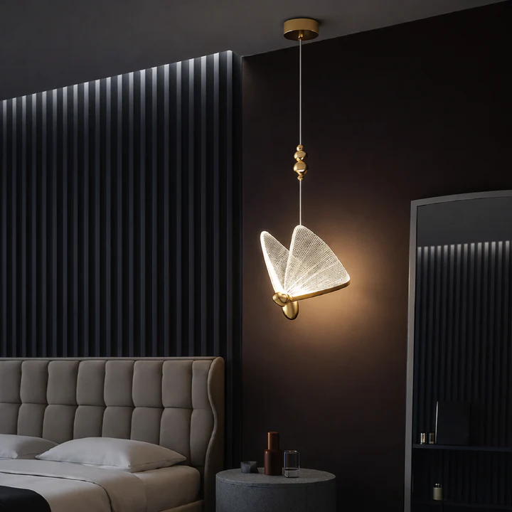 Pendente Borboleta LED Dourado — Elegância leve, luz sob medida