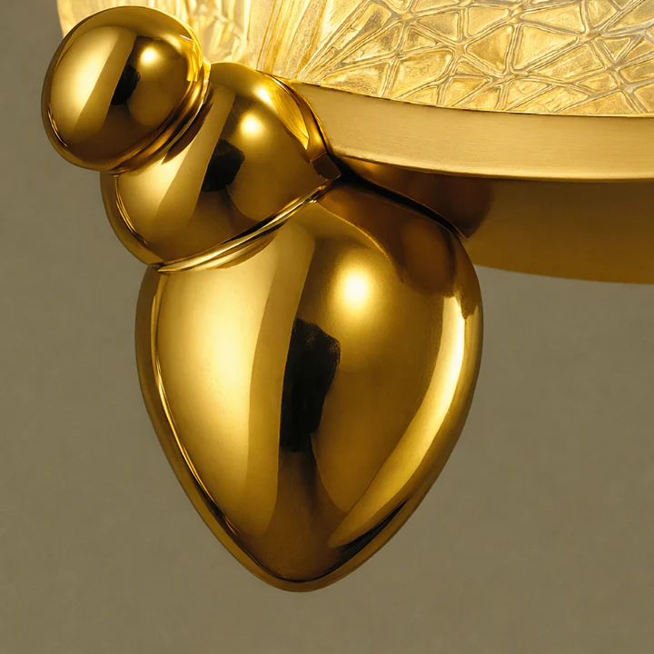 Pendente Borboleta LED Dourado — Elegância leve, luz sob medida