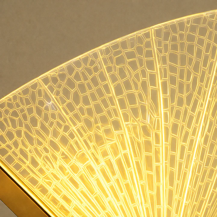 Pendente Borboleta LED Dourado — Elegância leve, luz sob medida